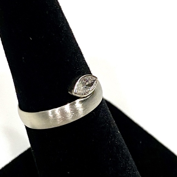 Marquise And White Gold Ring - Picture 1 of 3